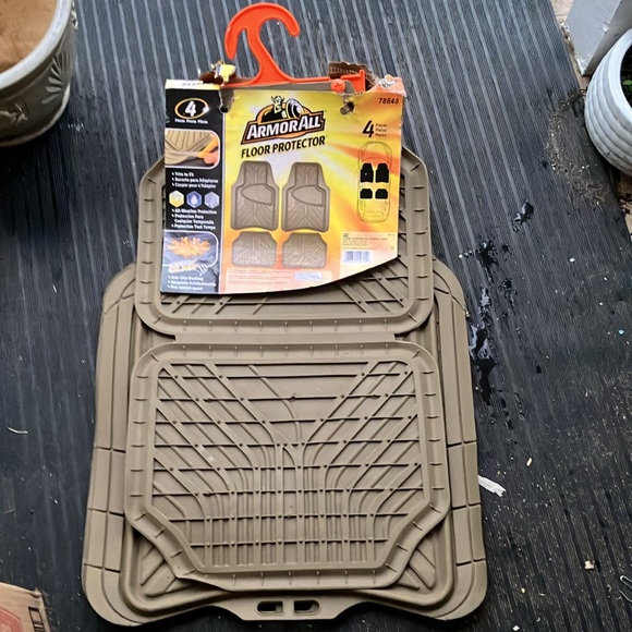 ArmorAll® Tan All-Weather Protection Universal 4-Piece Rubber Floor Mats - Picture 7 of 9